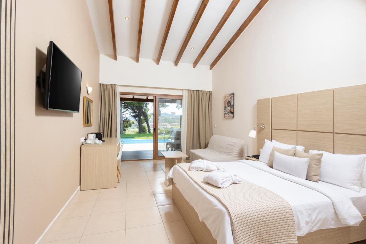 Alia Palace Hotel - Adults Only 16+ Chalkidiki Quarto foto A room at the resort
