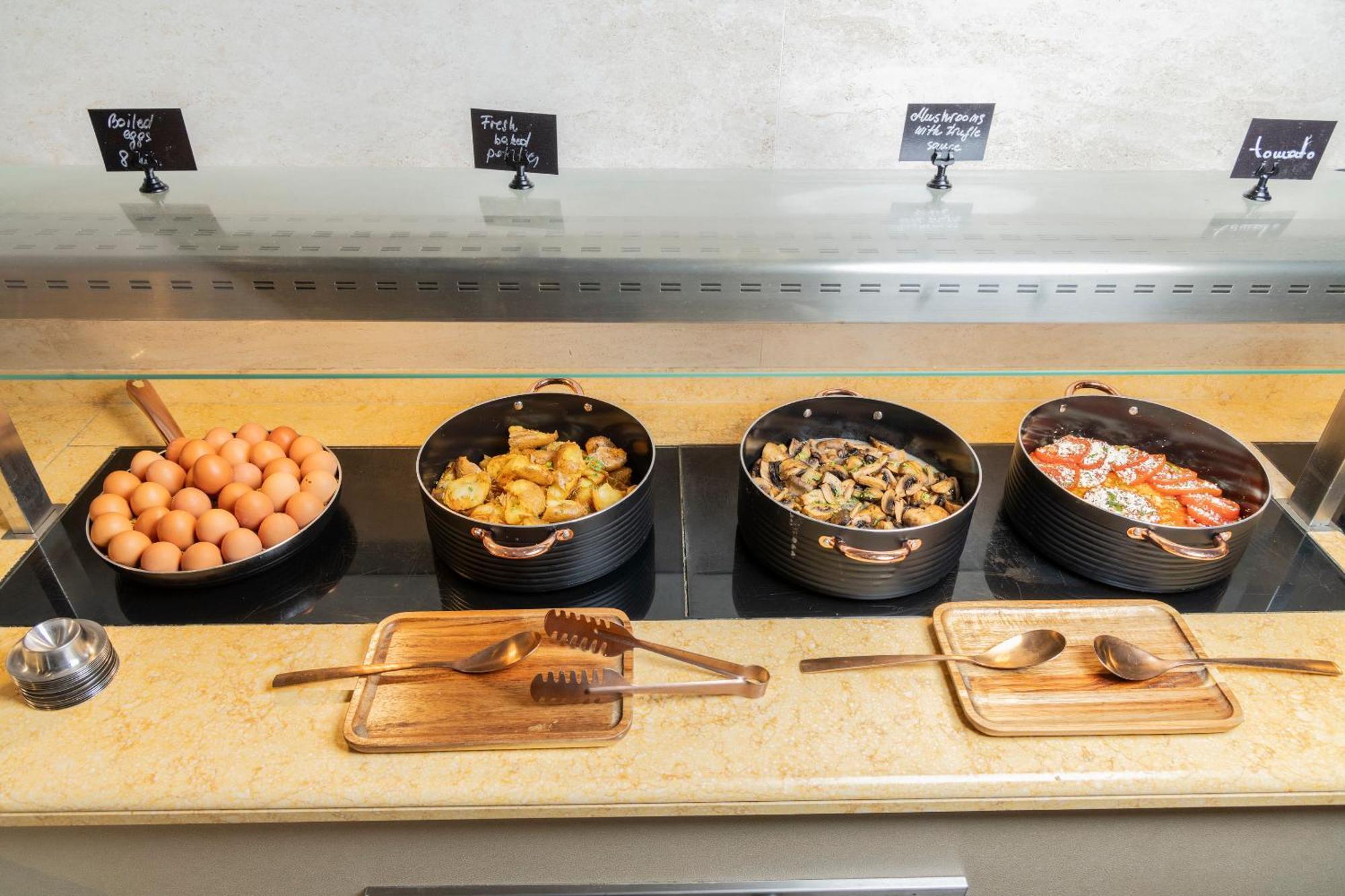 Alia Palace Hotel - Adults Only 16+ Chalkidiki Exterior foto A breakfast buffet at a hotel