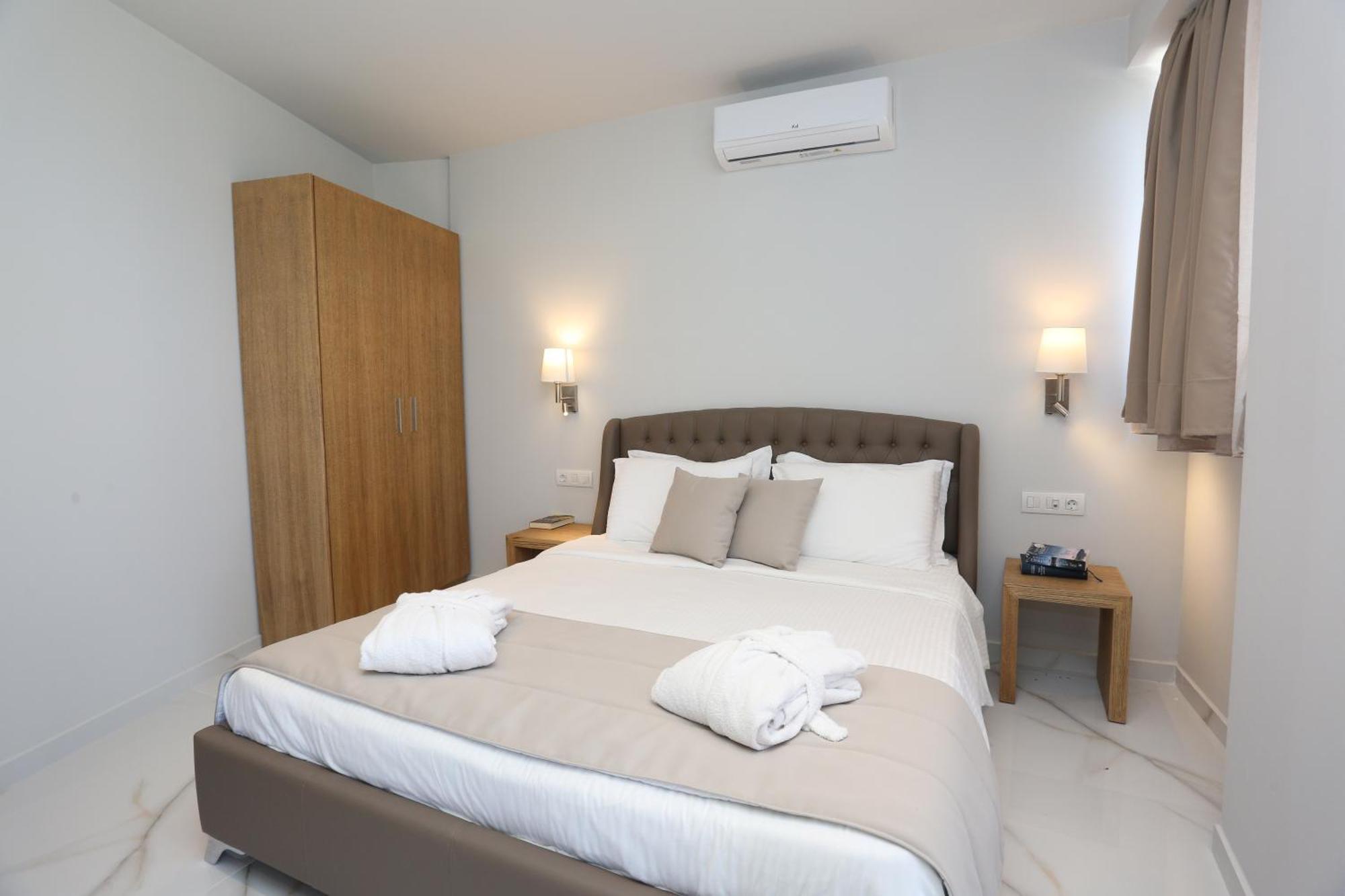 Alia Palace Hotel - Adults Only 16+ Chalkidiki Exterior foto A bedroom in a hotel