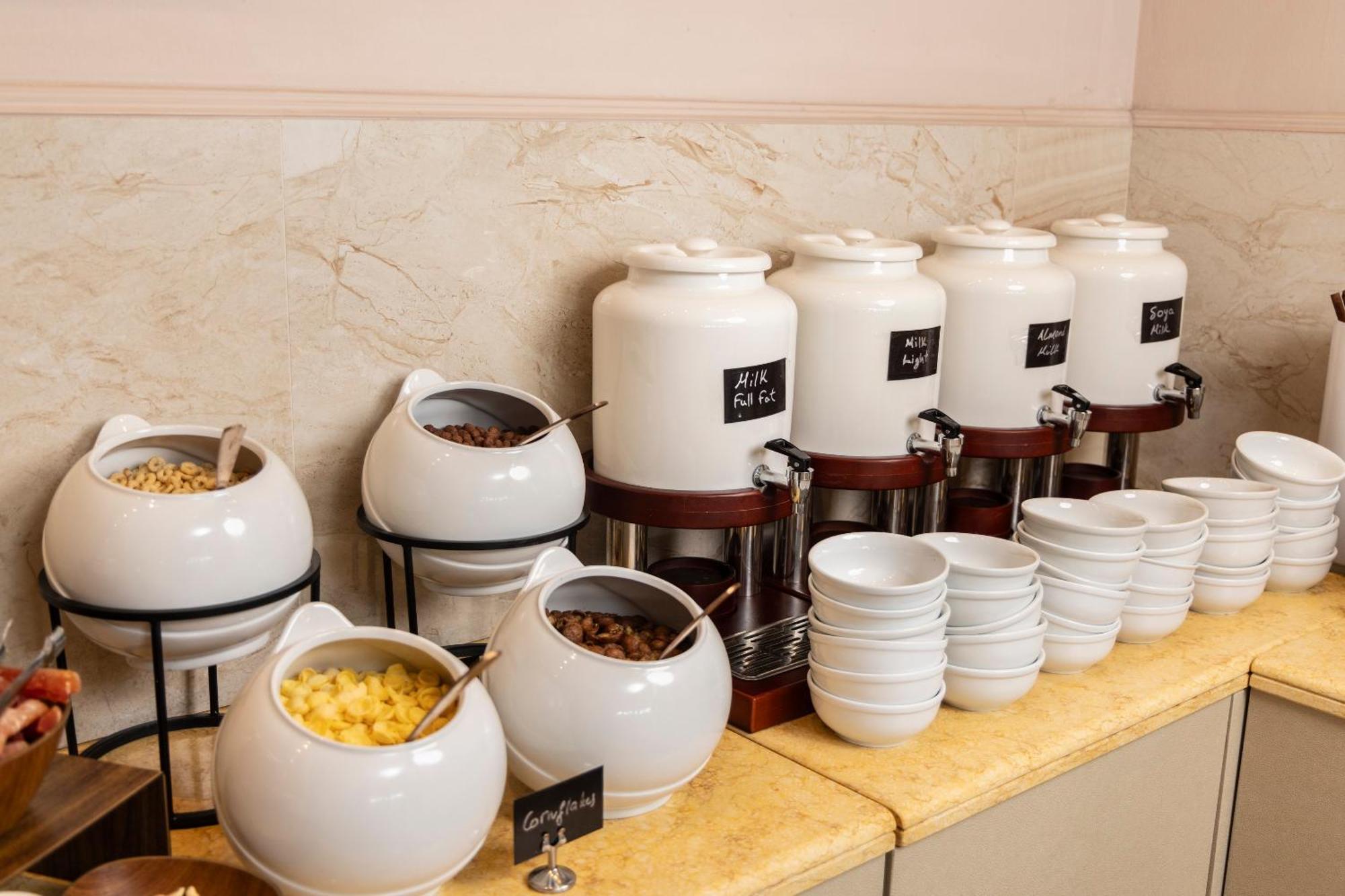 Alia Palace Hotel - Adults Only 16+ Chalkidiki Exterior foto A selection of teas at a buffet
