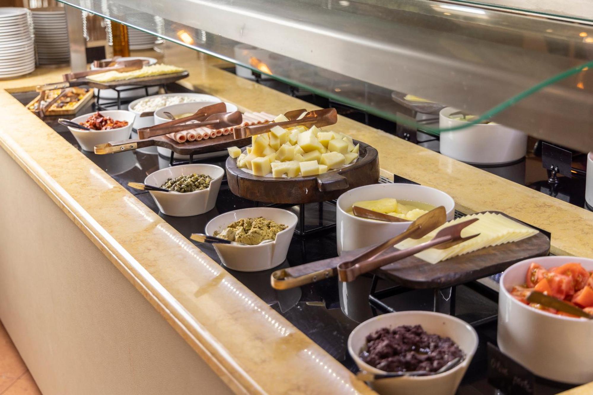 Alia Palace Hotel - Adults Only 16+ Chalkidiki Exterior foto A cheese platter