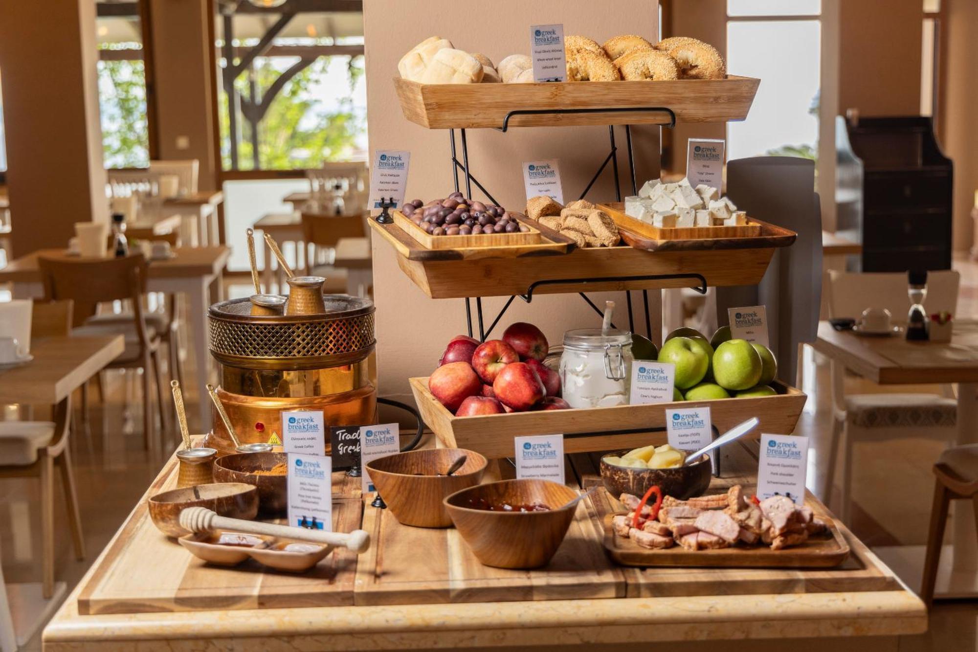 Alia Palace Hotel - Adults Only 16+ Chalkidiki Exterior foto A buffet at a hotel