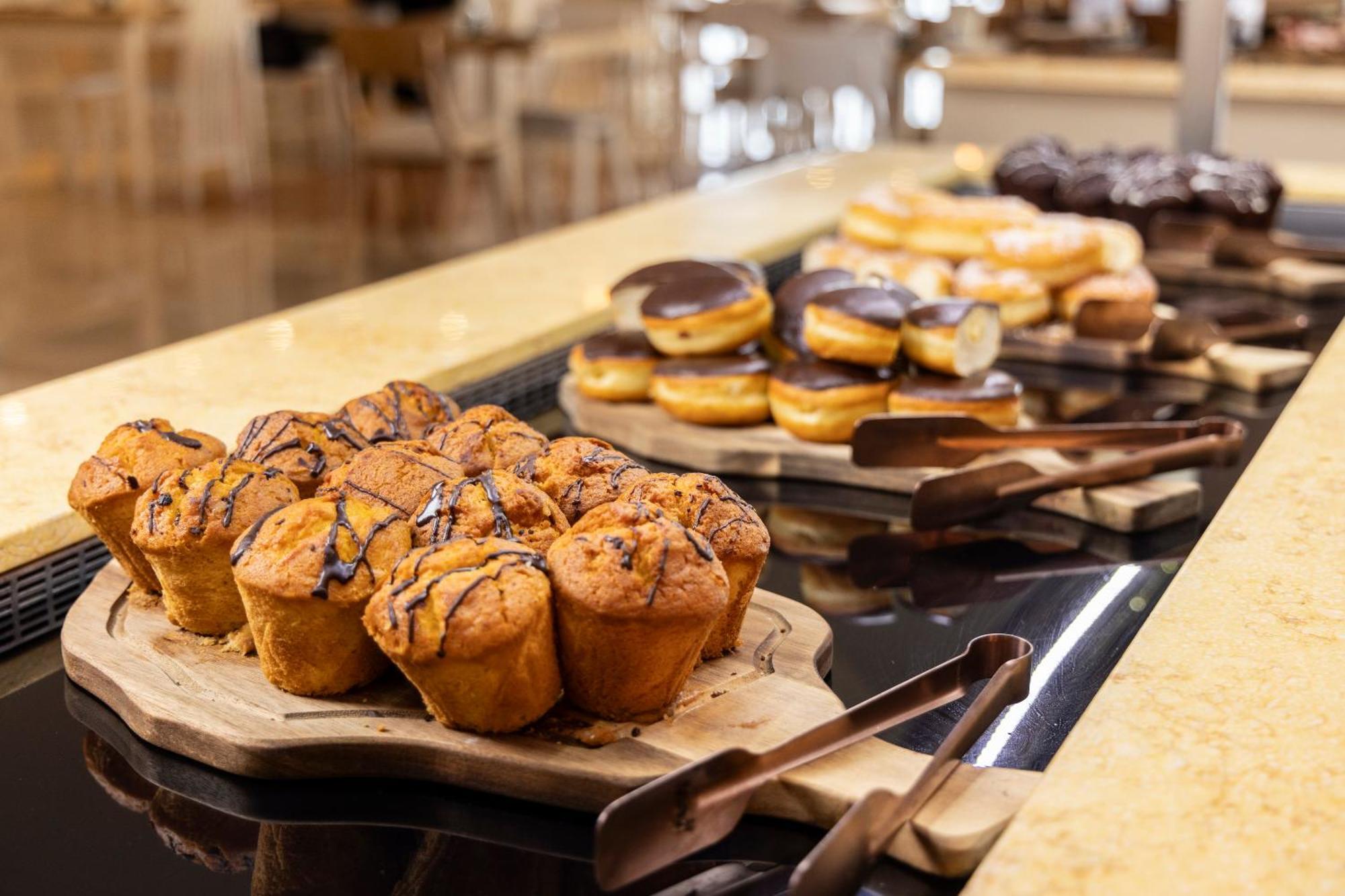 Alia Palace Hotel - Adults Only 16+ Chalkidiki Exterior foto A selection of pastries at a buffet